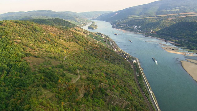 WS航拍的河流与公路和铁路沿山和农田在上中部莱茵河河谷/德国视频素材