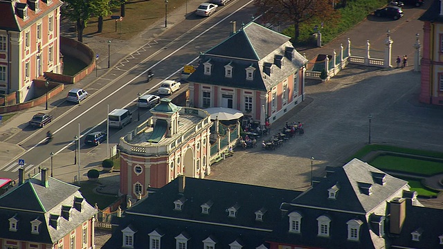 MS AERIAL拍摄的餐厅建筑和街道旁边的Schloss Bruchsal /德国视频素材