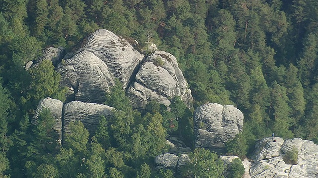 WS AERIAL ZO视图的山，岩石和农田/德国视频素材