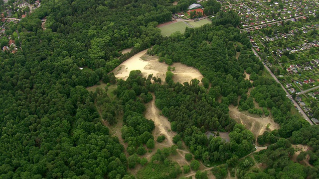 Tegeler fusghausensee /德国的房屋和湖泊鸟瞰图视频素材