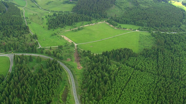 高速公路和绿地鸟瞰图/德国视频素材