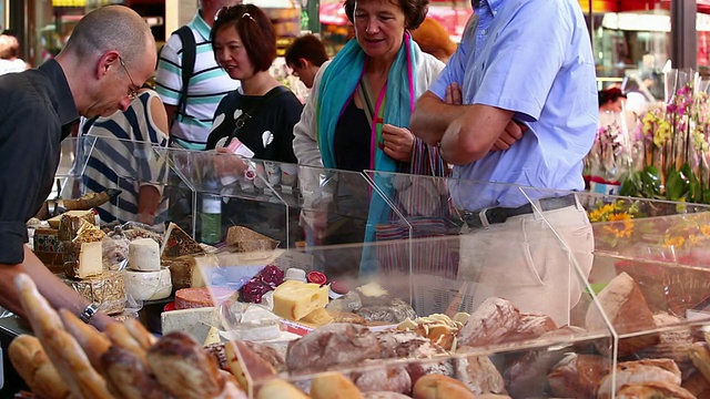 维也纳Naschmarkt上的MS奶酪市场视频素材