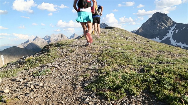 徒步旅行者沿着高山之上的山脊奔跑视频素材