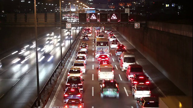 高速公路-夜间交通视频素材