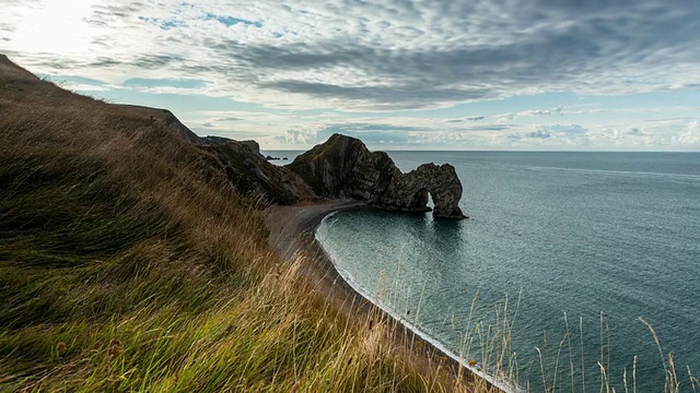 DURDLE DOOR - CIRCA 2014:英国侏罗纪海岸，一个多云的早晨，DURDLE DOOR的动态时间流逝视频素材