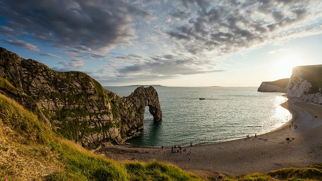 DURDLE DOOR - CIRCA 2014:英国侏罗纪海岸多塞特DURDLE DOOR的日落时光流逝视频素材