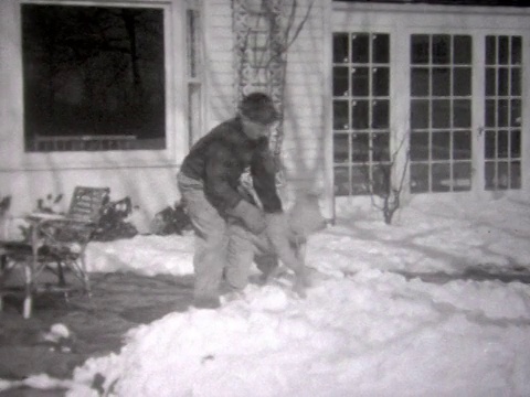 1937白雪中的一家人视频素材