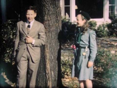 1947年，一个穿着女童子军制服的女孩在做尴尬的敬礼视频素材