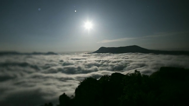 德默尔吉从黑夜到白天的天空，月亮在下沉，云在翻滚视频素材