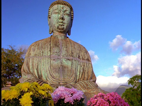 低角度接近佛像与彩色花朵基地/ Jodo Mission，毛伊岛，夏威夷视频素材