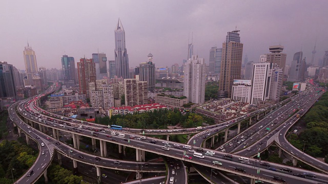 疯狂的高速公路交叉口上海与天际线。从白天到夜晚的时间流逝。视频素材