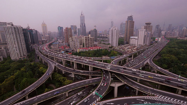 令人惊叹的高速公路交叉口上海与天际线。从白天到夜晚的时间流逝。视频素材