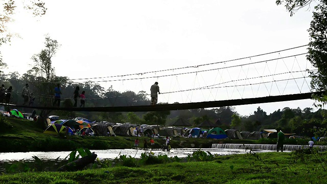 人们在吊桥上行走视频素材