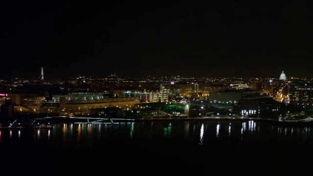 夜晚从波托马克河上方向北望去，背景是华盛顿纪念碑和国会大厦;经过国家棒球场和弗雷德里克·道格拉斯大桥。2011年拍摄的。视频素材