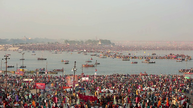 大壶节(Kumbh Mela)河边的浴场旁，熙熙攘攘的小人堆成一团，色彩斑斓。印度视频素材