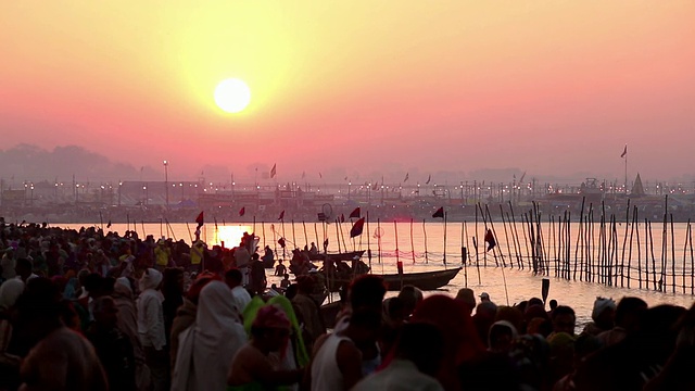 日出时，在河边的人群中，他们脱下衣服，准备在恒河中沐浴。Kumbh梅拉、印度视频素材