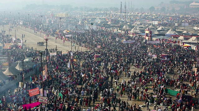 印度Kumbh Mela，在帐篷中缓慢移动的人群边缘，晒着衣服和纱丽视频素材