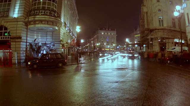 英国伦敦，皮卡迪利广场夜间的汽车和行人交通视频素材