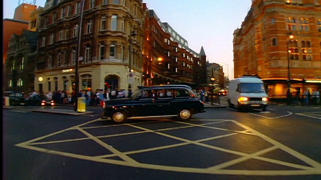 过去的街道+建筑/剑桥广场/英国伦敦的汽车视角视频素材