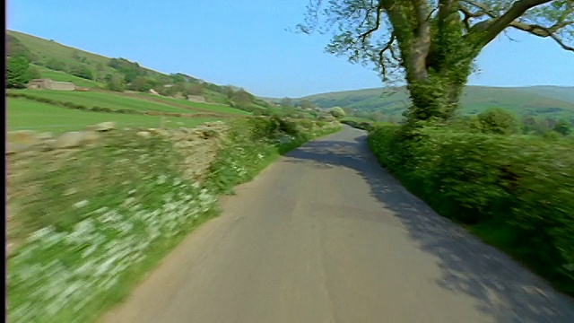 汽车的观点，在乡村道路通过草山/约克郡山谷/英格兰视频素材