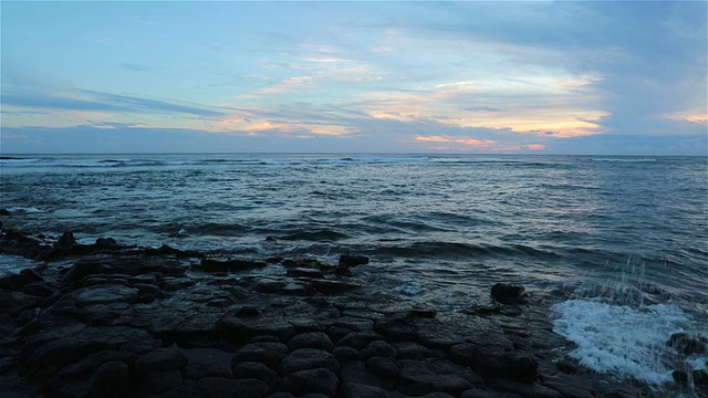 夏威夷毛伊岛的热带海滩日落视频素材