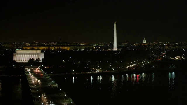 林肯纪念堂的夜晚，前景是乔治华盛顿纪念大道上的车辆;靠近中心框架的华盛顿纪念碑，右边是远处的国会大厦。2011年拍摄的。视频素材