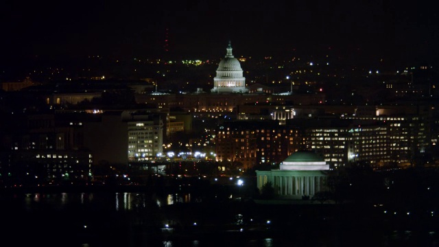 夜晚在潮汐盆地上空飞行，背景是国会大厦，右边是杰斐逊纪念堂。2011年拍摄的。视频素材