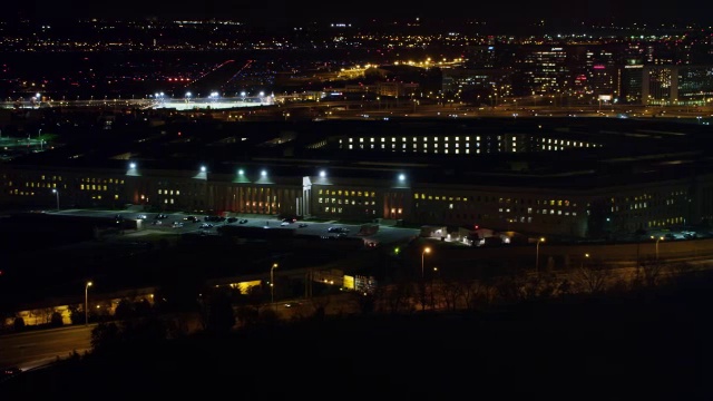 夜间飞过五角大楼，背景是华盛顿特区。2011年拍摄的。视频素材