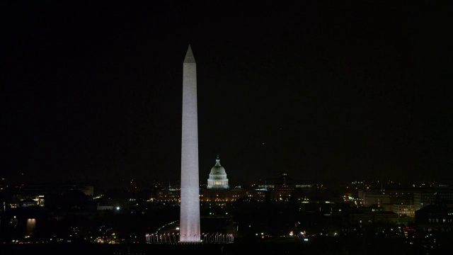 华盛顿纪念碑的夜景与远处的国会大厦，林肯纪念堂通过画面从右到左。2011年拍摄的。视频素材