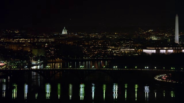 夜间，在波托马克河上空朝着凯伊大桥(Key Bridge)飞行，远处是国会大厦和华盛顿纪念碑，右边画面中间是肯尼迪中心。2011年拍摄的。视频素材