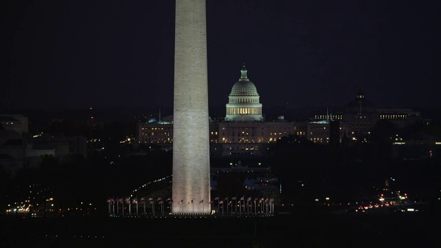 夜间飞过华盛顿纪念碑，背景是美国国会大厦。2011年拍摄的。视频素材