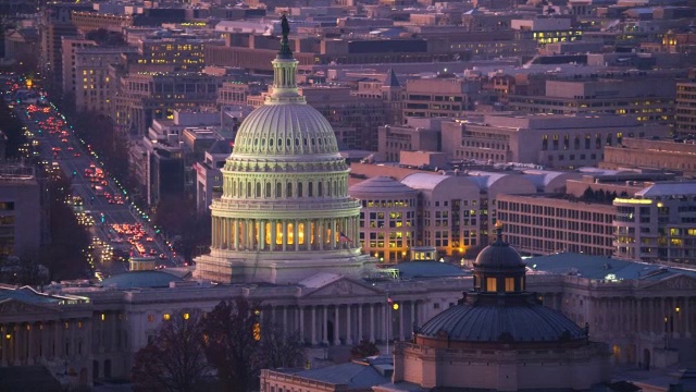 黄昏飞过国会大厦，前面是国会图书馆，背景是宾夕法尼亚大道。2011年拍摄的。视频素材