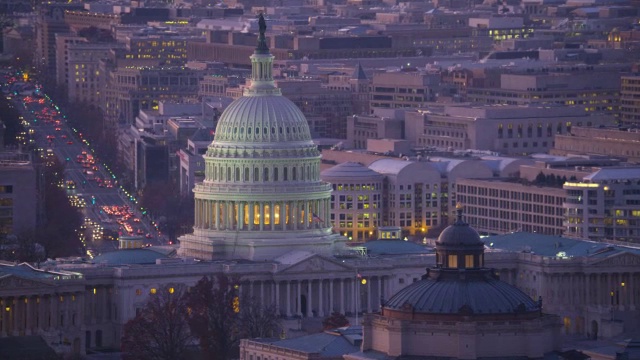 黄昏飞过国会大厦，前面是国会图书馆，背景是宾夕法尼亚大道。2011年拍摄的。视频素材