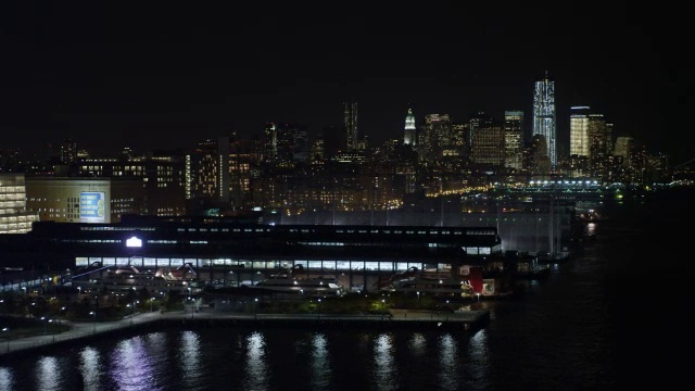 夜间，飞机在哈德逊河上空向南飞行，经过市中心，望向曼哈顿下城和金融区。拍摄于2011年11月。视频素材