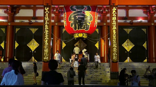 游客在寺庙祈祷视频素材