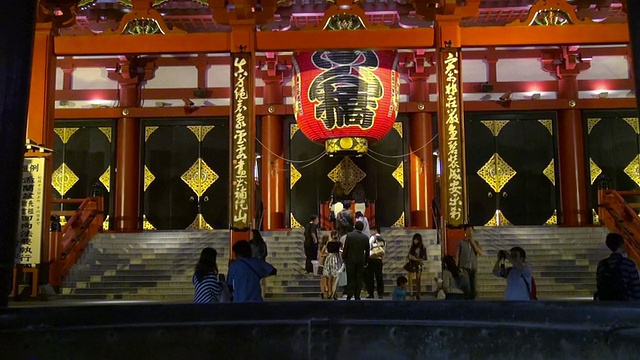 游客在寺庙祈祷视频素材