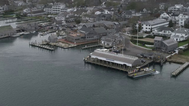 接近Edgartown,马萨诸塞州;渡轮在终点站滑倒。拍摄于2011年11月。视频素材