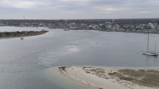 接近Edgartown,马萨诸塞州;灯塔和港口在前景。拍摄于2011年11月。视频素材