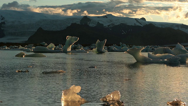 冰岛Jokulsarlon冰川泻湖中的漂浮冰山视频素材