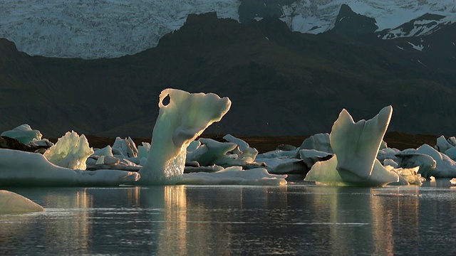 冰岛Fjallsarlon冰川泻湖上漂浮的冰山视频素材