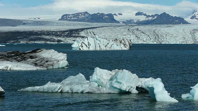 冰山泻湖冰岛Jokulsarlon充满冰川冰山与Vatnajokull冰川在背景视频素材