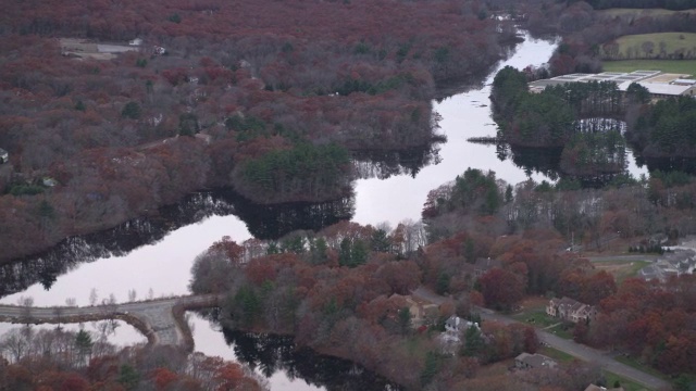 穿过马萨诸塞州诺伍德南部的河流和农村住宅区。拍摄于2011年11月。视频素材