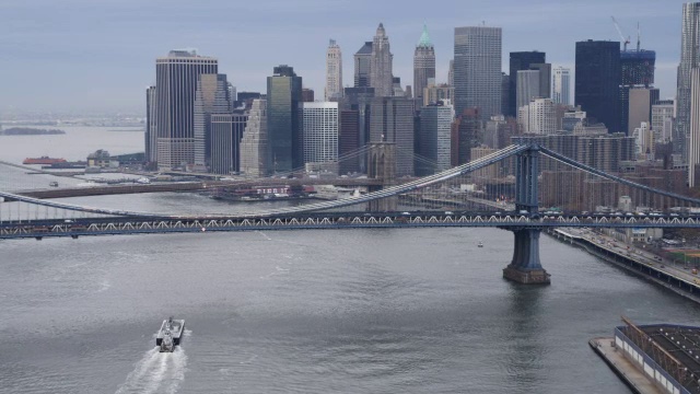 放大横跨东河(East River)的桥梁，远处是曼哈顿下城(Lower Manhattan)的天际线。2011年拍摄的。视频素材