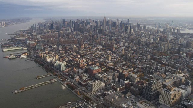 高空飞行在哈德逊河和曼哈顿城市景观。2011年拍摄的。视频素材