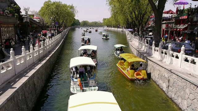 北京北海公园游船Beihai Park, canal, boats, pedestrians, Beijing, China视频素材