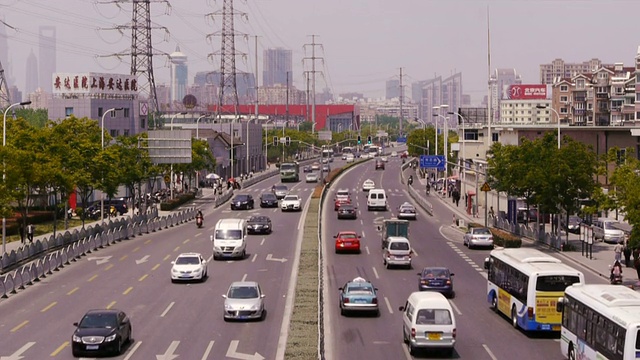 浦东，街道，交通，公交车站，高压线路，中国上海视频素材