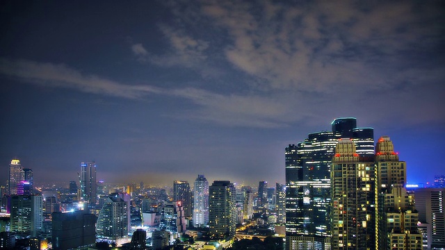 夜晚城市上空的云朵视频素材