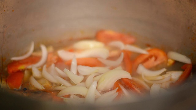 侧视图:加入香料香茅汤视频素材