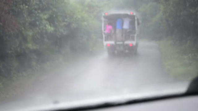 车,下雨了。视频素材