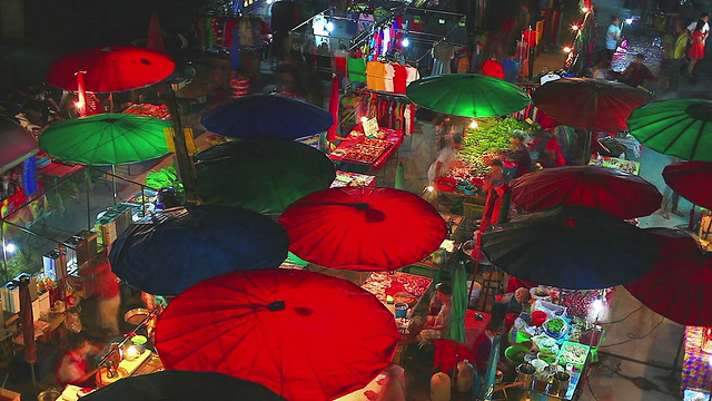 丰富多彩的当地夜市。视频素材